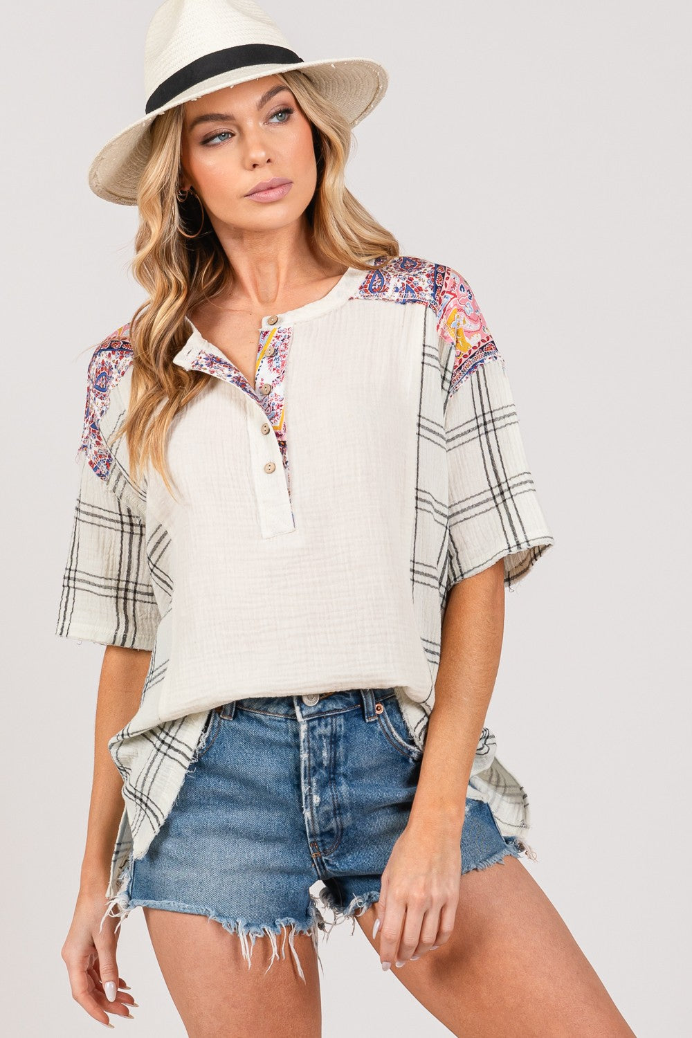 Blusa de gasa con botones y cuadros escoceses de SAGE + FIG