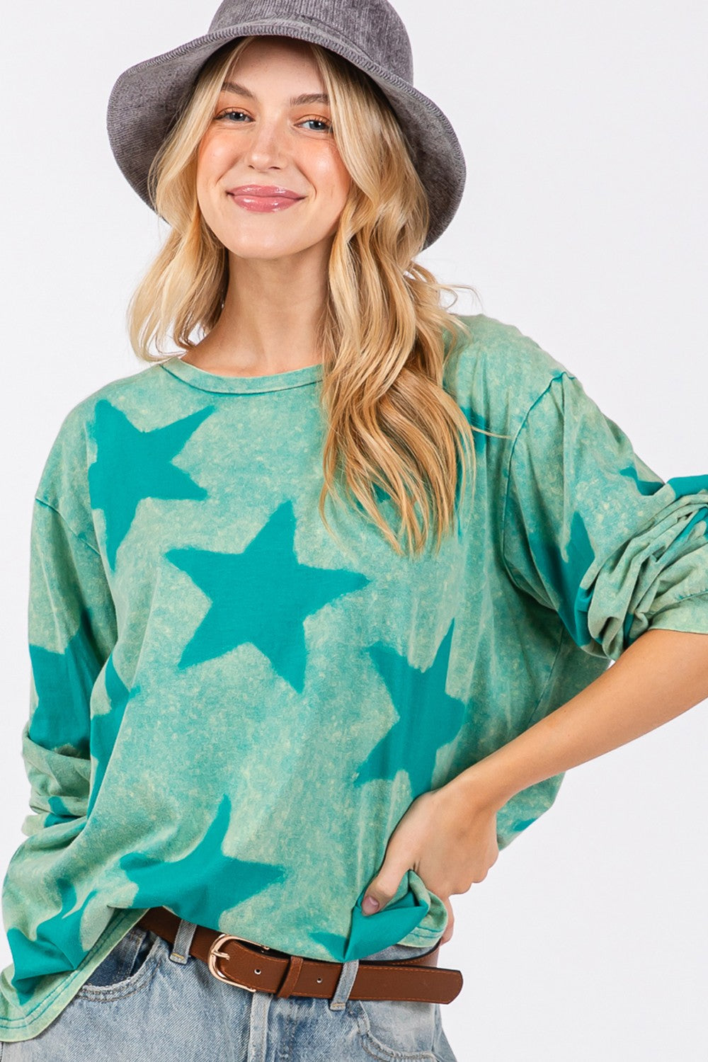 Camiseta con estampado de estrellas y lavado mineral de SAGE + FIG