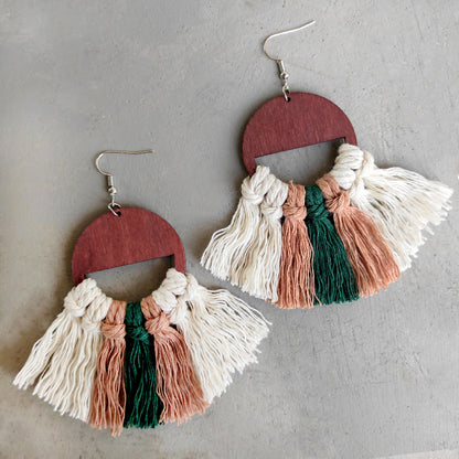 Pendientes colgantes con detalle de borlas