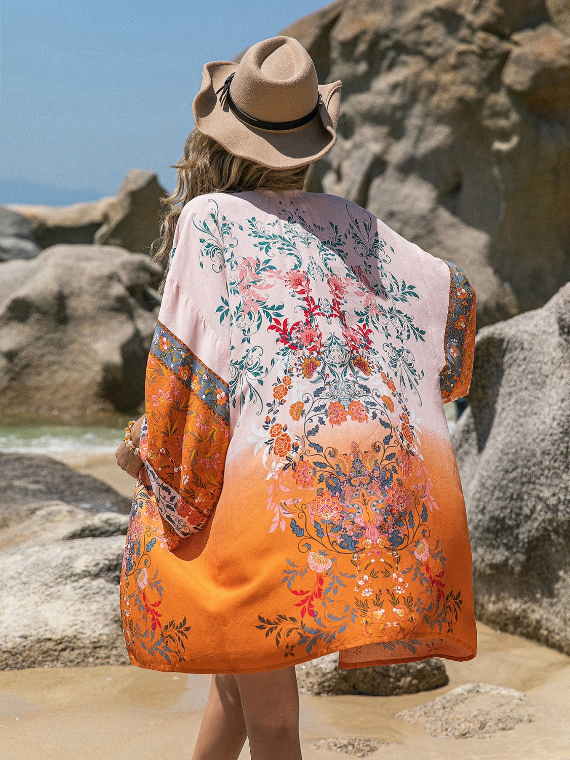 Vestido playero de manga larga con estampado y abertura frontal