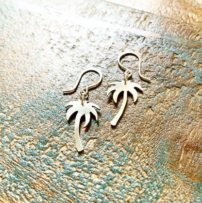 Pendientes con dije de palmera