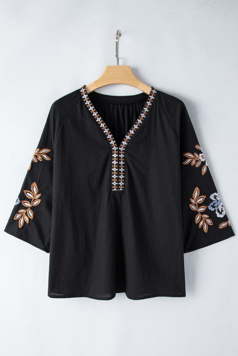 Blusa bordada con escote en V y mangas tres cuartos