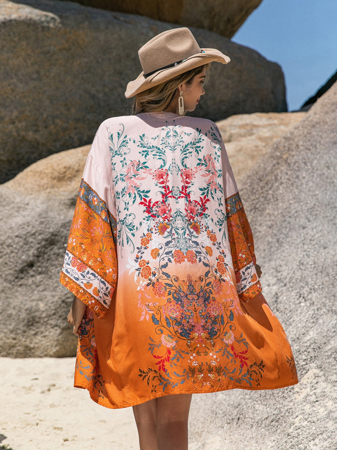 Vestido playero de manga larga con estampado y abertura frontal