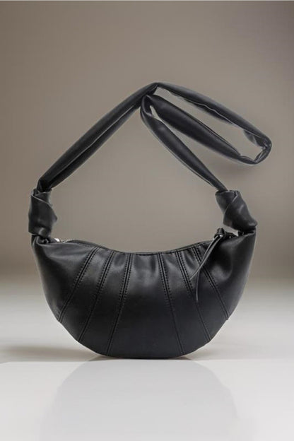 Bolso bandolera de piel vegana con forma de croissant de Zenana