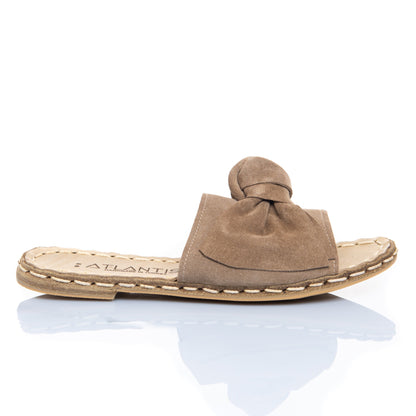 Sandalias de piel con lazos en color beige