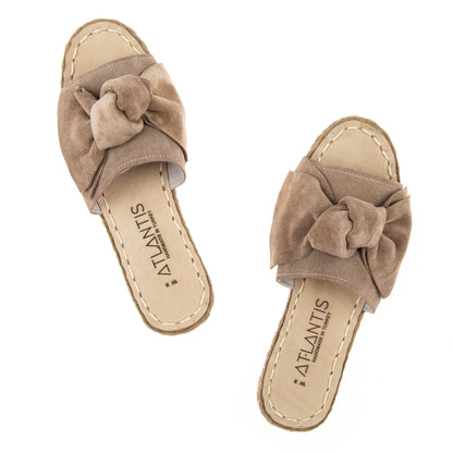 Sandalias de piel con lazos en color beige