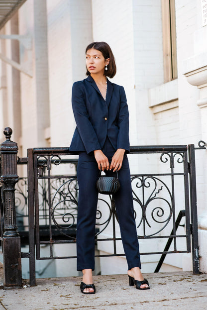 Blazer de un solo pecho con solapas de pico en color azul marino