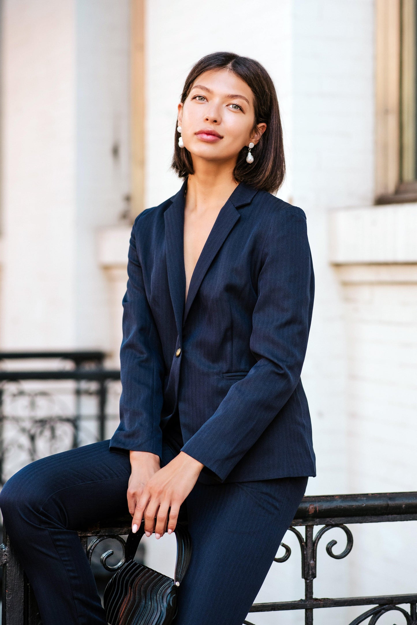 Blazer de un solo pecho con solapas de pico en color azul marino