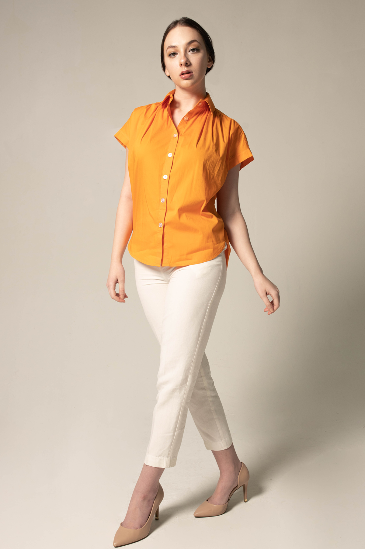 Camisa de mujer con cuello fruncido en color naranja