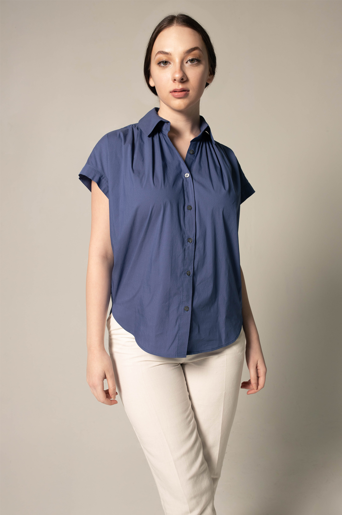 Camisa de mujer con cuello fruncido en azul marino