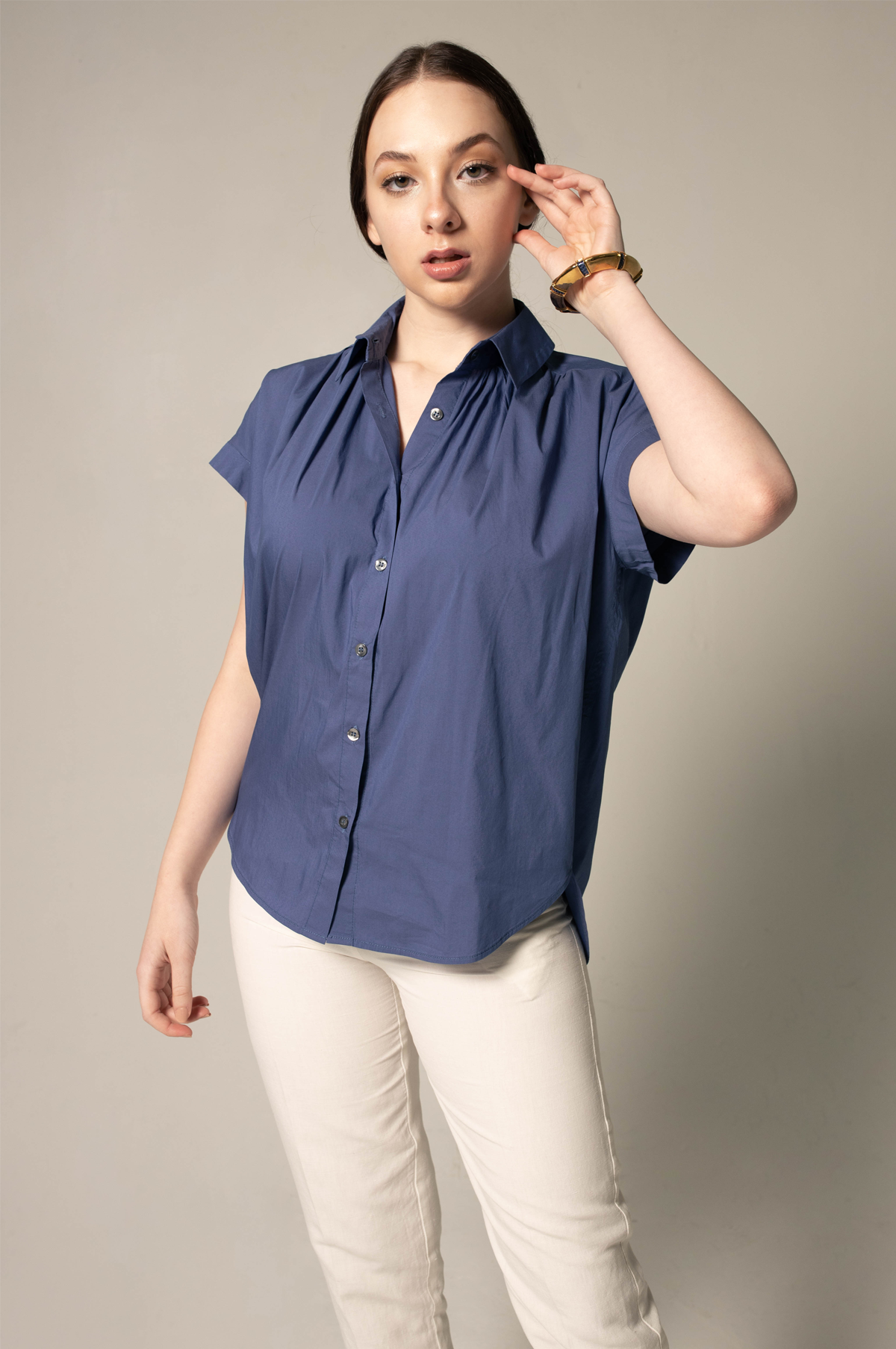 Camisa de mujer con cuello fruncido en azul marino