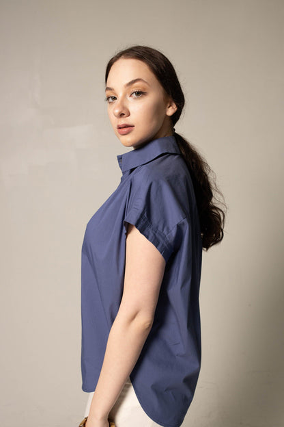 Camisa de mujer con cuello fruncido en azul marino