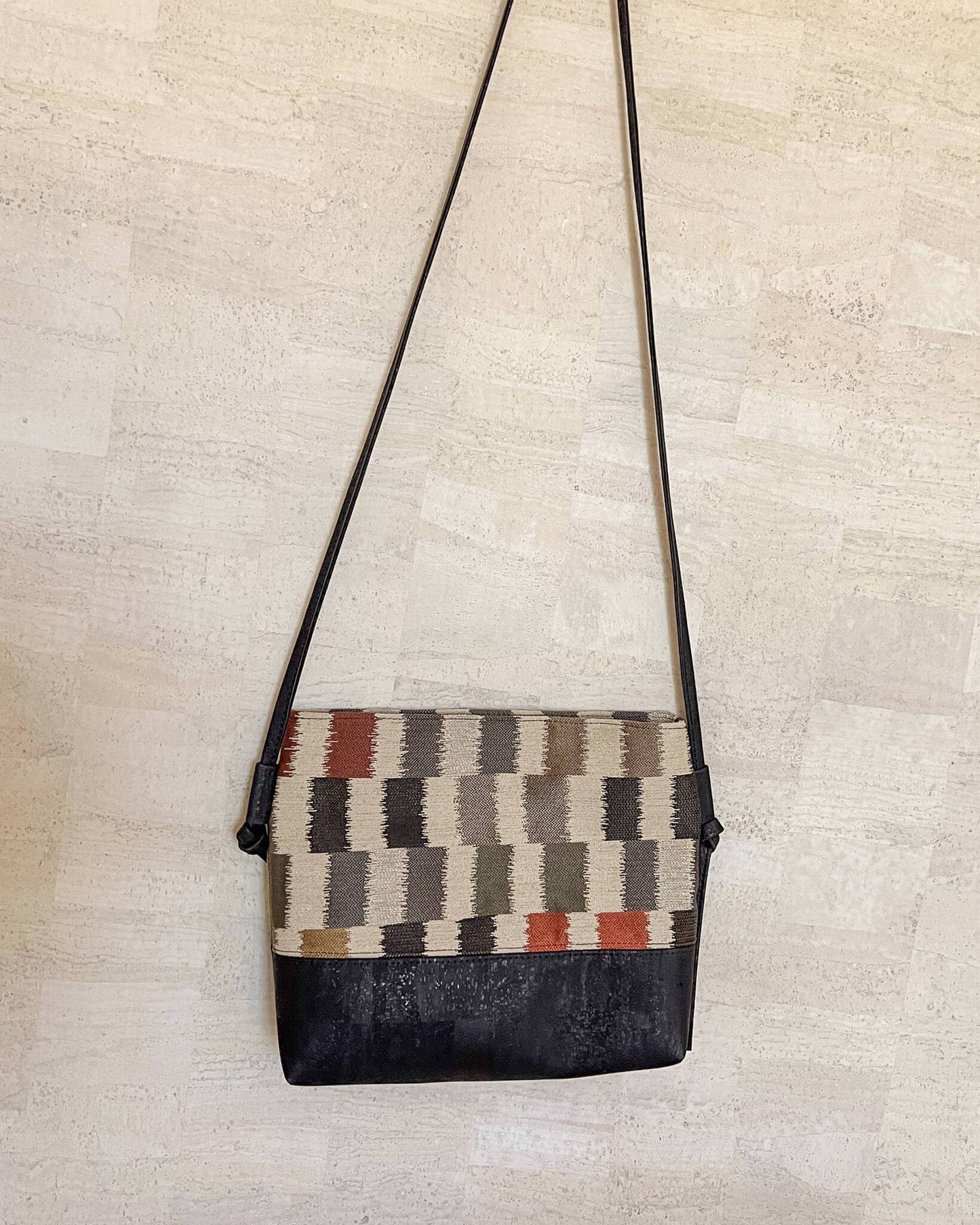 Yabisi Colibrí Crossbody - Midnight & Adoquines handmade cork crossbody