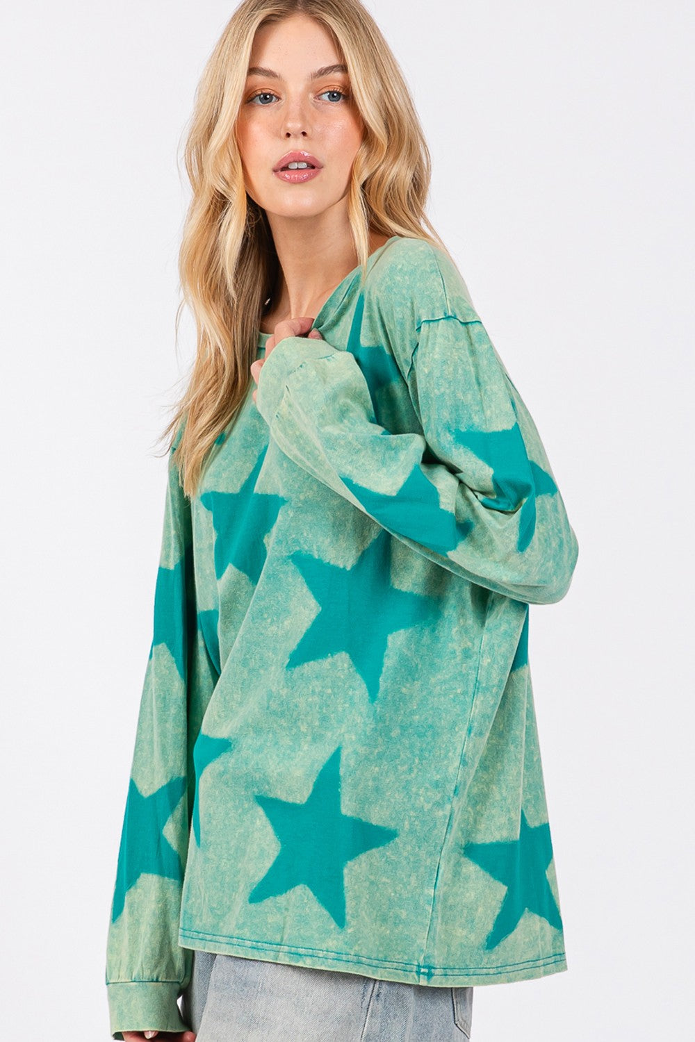 Camiseta con estampado de estrellas y lavado mineral de SAGE + FIG