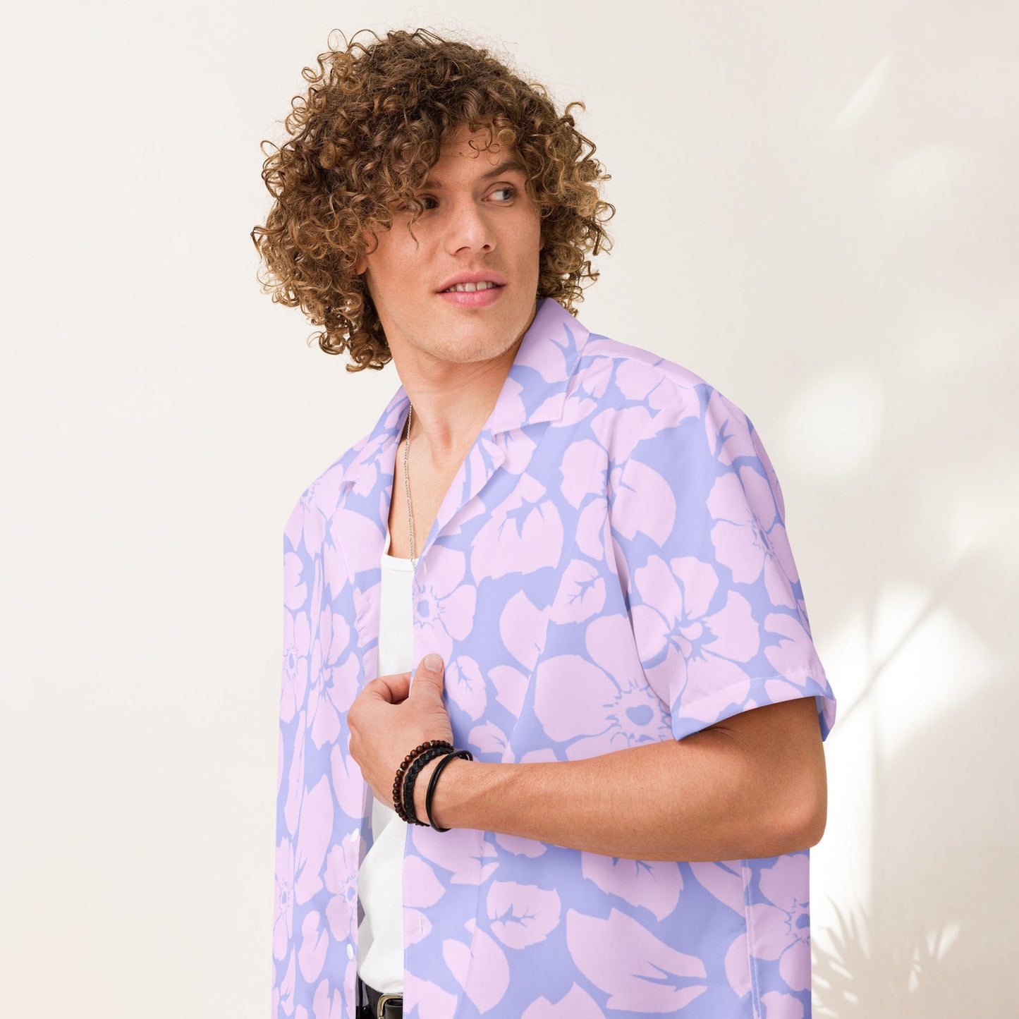 Camisa hawaiana con botones y puesta de sol en la jungla tropical morada