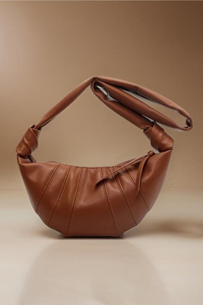 Bolso bandolera de piel vegana con forma de croissant de Zenana