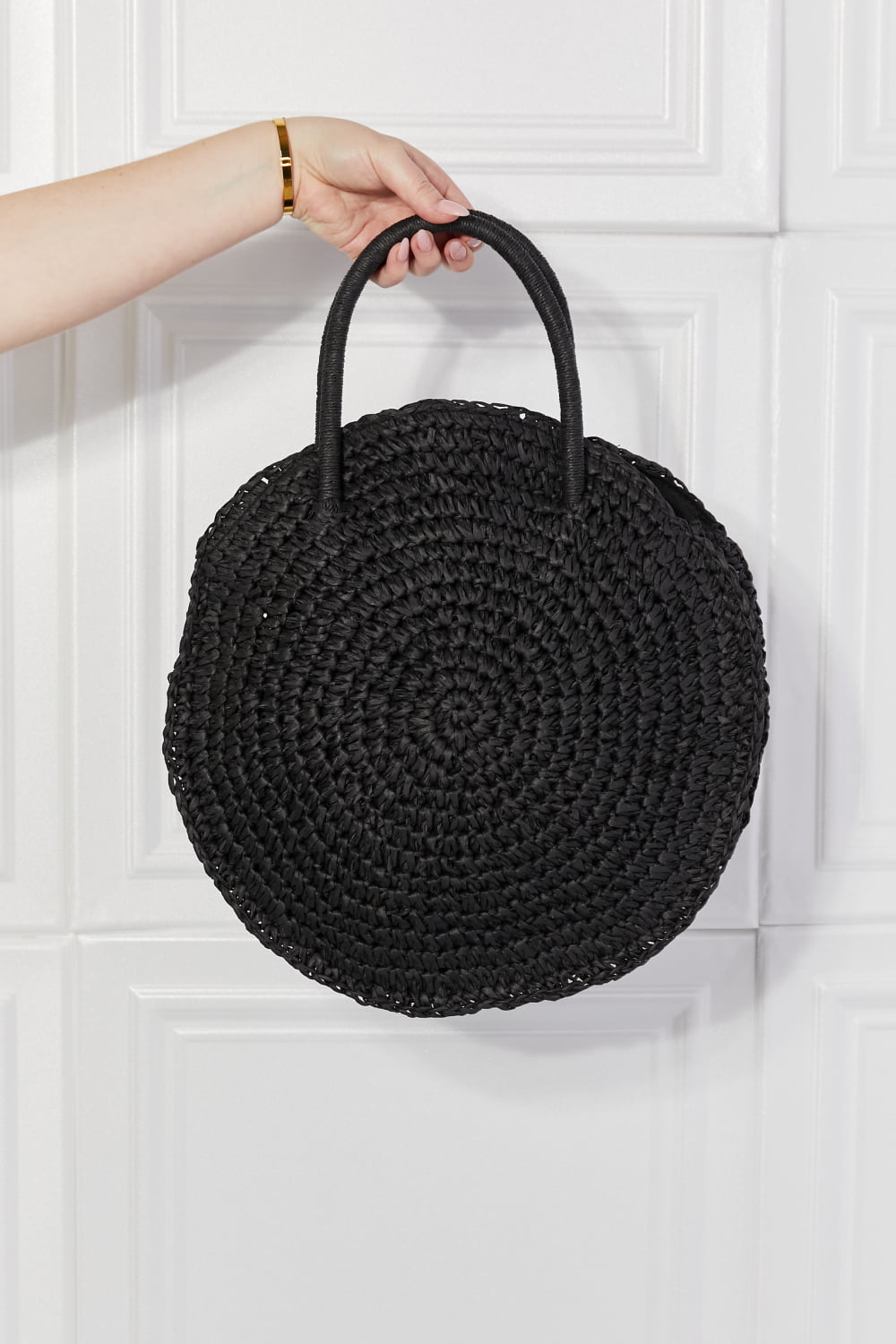 Bolso de mano de ratán con diseño de paja y fecha de Justin Taylor en color negro